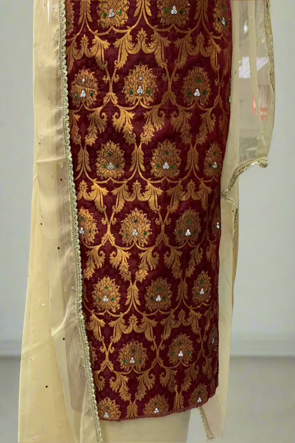 D24 Ladies Banarsi Jacquard Printed 3pc Unstitched Suit