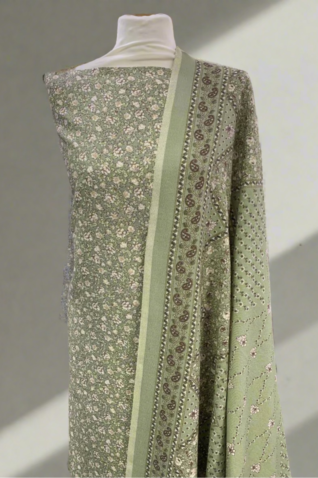 139 Ditsy Floral Print 3pc Warm Alpine Unstitched Suit