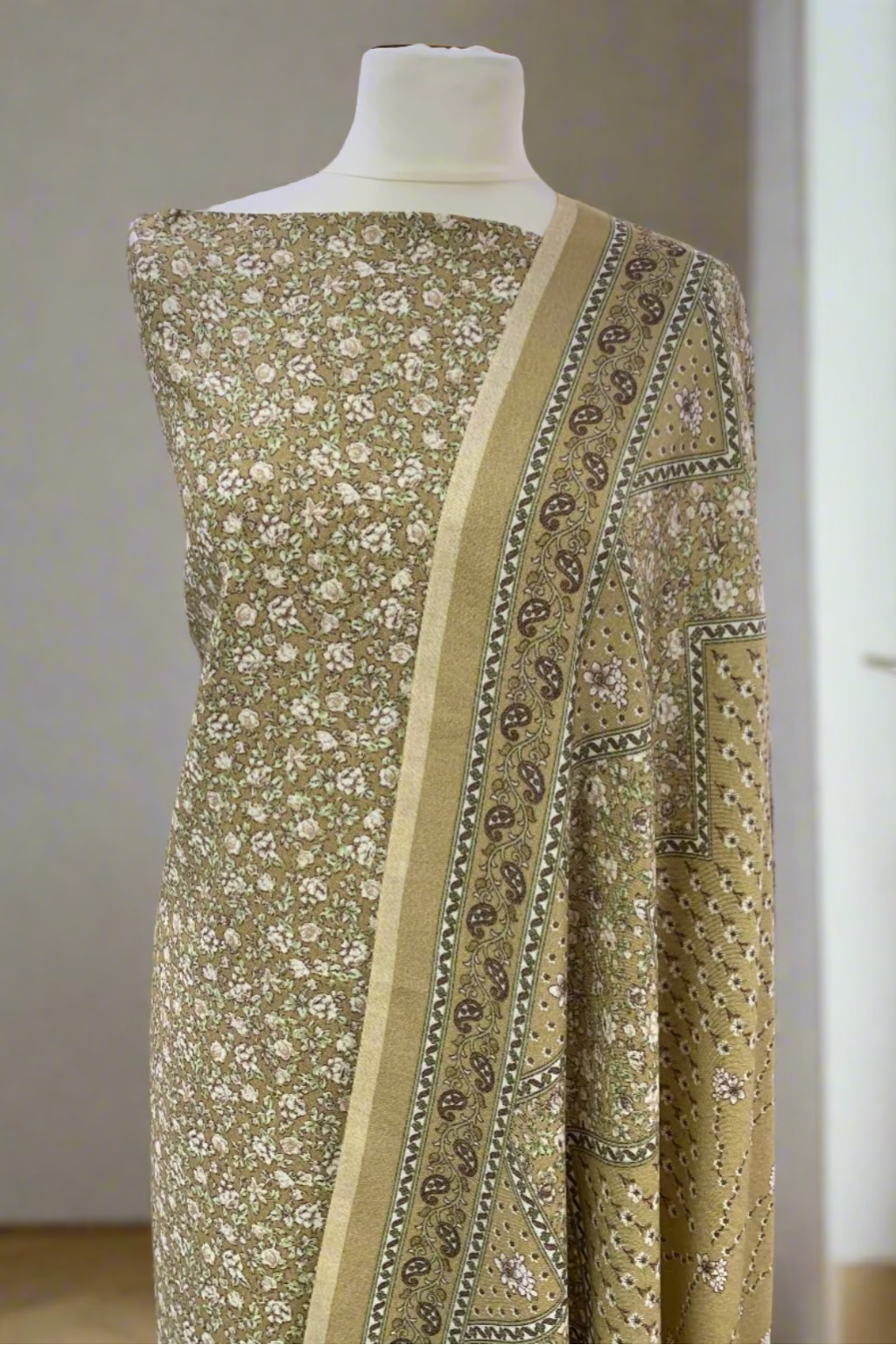 139 Ditsy Floral Print 3pc Warm Alpine Unstitched Suit